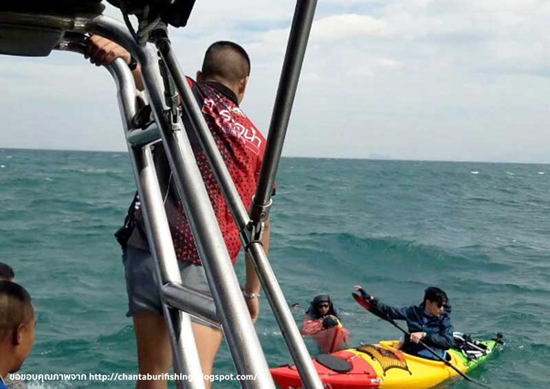 เรือคายัคนักท่องเที่ยวลอยคออยู่กลางทะเลนานเกือบชั่วโมง