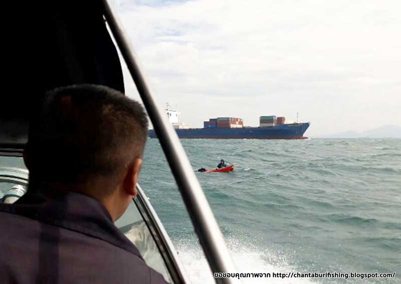 เรือคายัคนักท่องเที่ยวลอยคออยู่กลางทะเลนานเกือบชั่วโมง