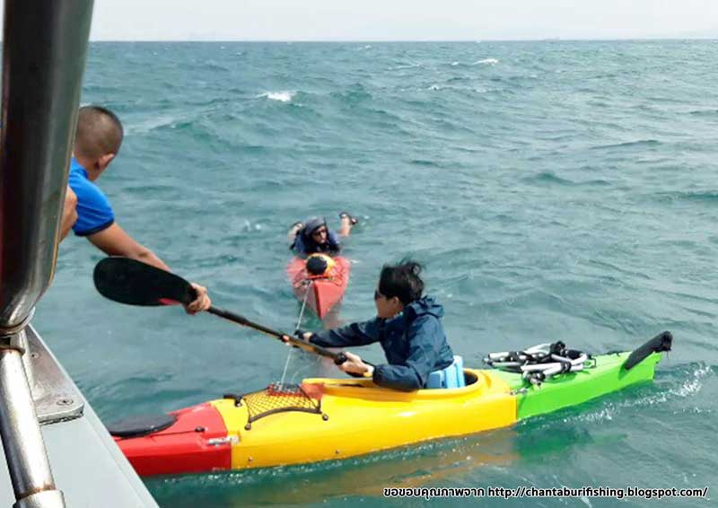 เรือคายัคนักท่องเที่ยวลอยคออยู่กลางทะเลนานเกือบชั่วโมง